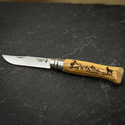 Cuchillo N°08 Animalia Opinel Roble con grabado de gamuza